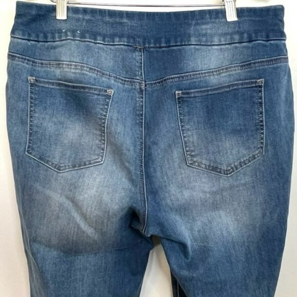 Perfect Stretch by Chico's Size 2 12-14 Light Wash Pull On Denim Jean Capri Capr - Picture 7 of 9